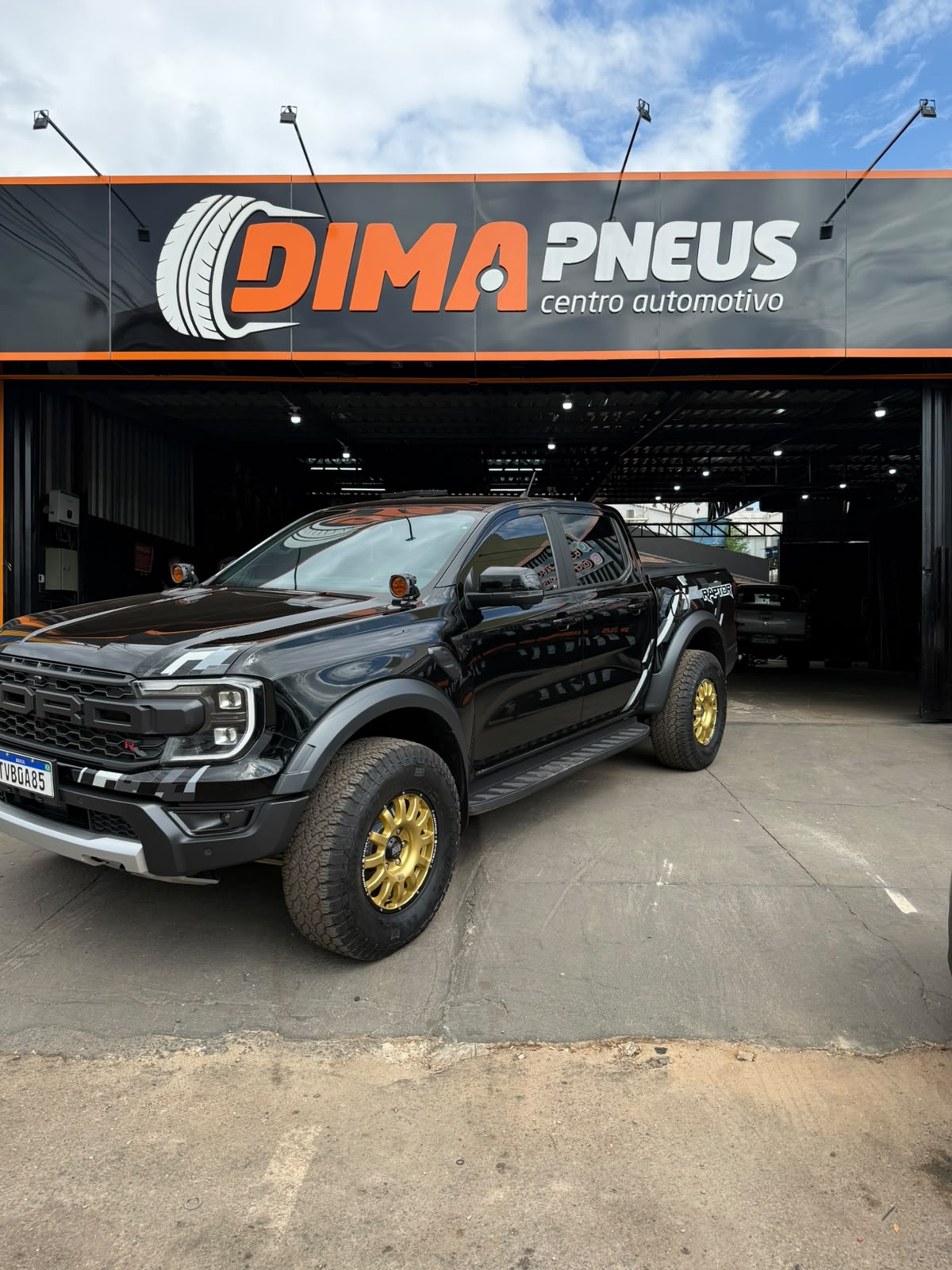 Estrutura e veículos atendidos na Dima Pneus Palmas